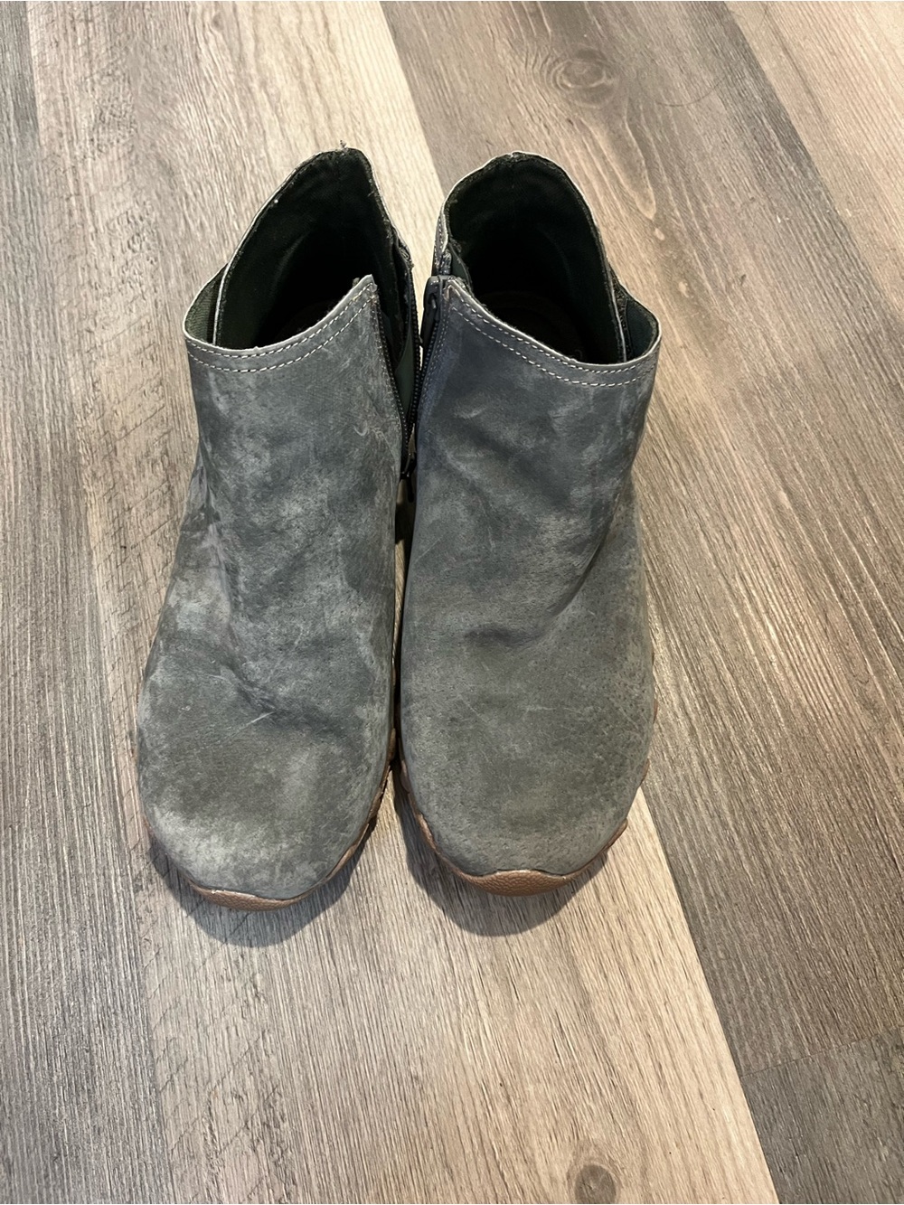 Skechers women Gray Suede Ankle Boots - Versatile Casual Style size 6